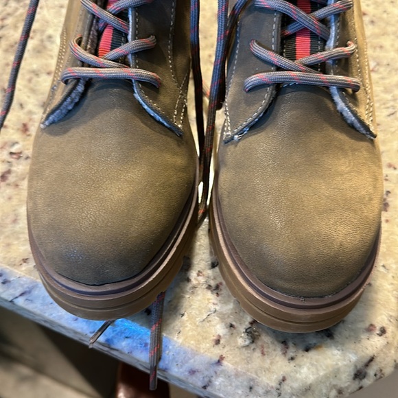 Last One! Woman’s Olive Nubuck Boot. Size 9 - Picture 10 of 11